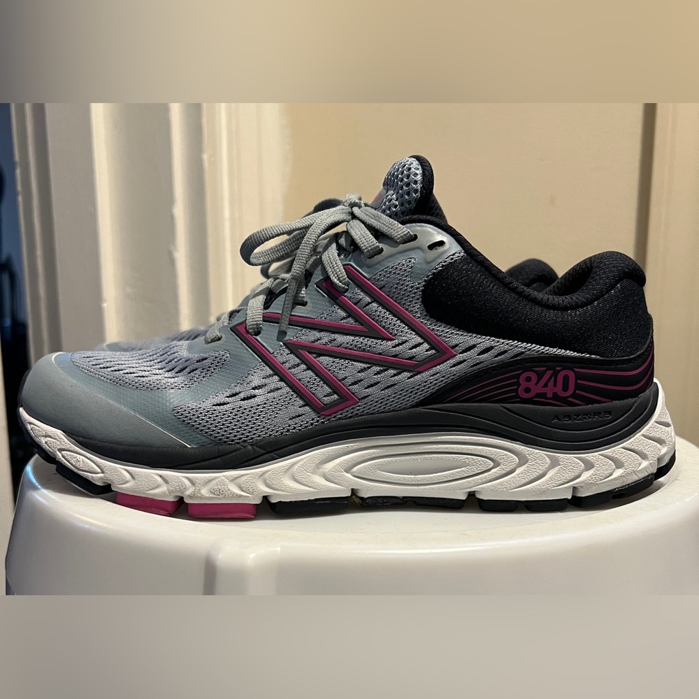 New Balance 840 Women’s Sneaker Size 7